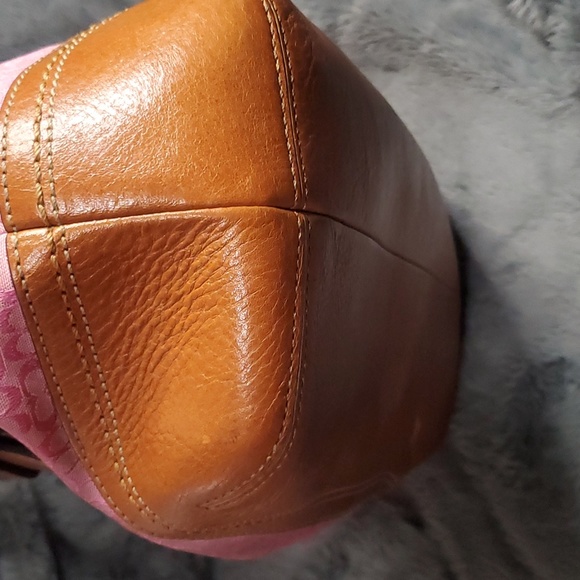 Signature Coach - Picture 3 of 14